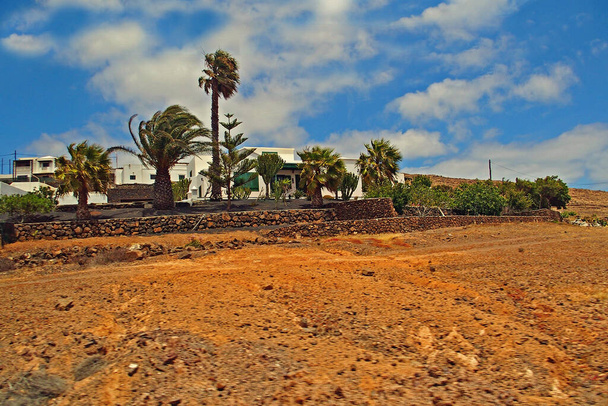 Bellissimo paesaggio calmo e nuvoloso estivo dall'isola spagnola delle Canarie Lanzarote - Foto, immagini