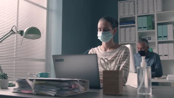 Business people working in the office and wearing face masks - Materiał filmowy, wideo