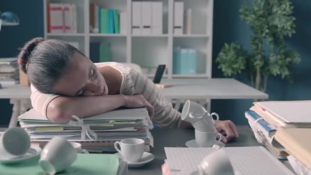 Exhausted office worker sleeping on the desk - Video, Çekim