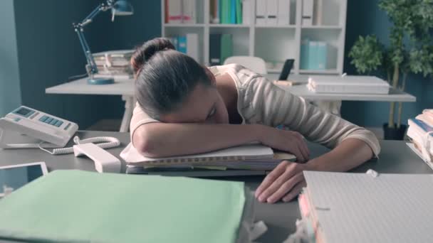 Exhausted office worker sleeping on the desk - Video, Çekim