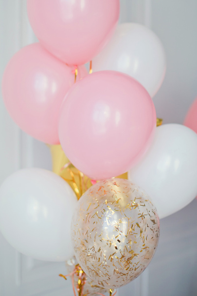 Rosa, weiße und goldene Luftballons mit Konfetti. Geburtstagsfeier für kleines Mädchen - Foto, Bild