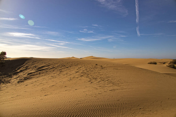 Гарний літній пустельний краєвид теплим сонячним днем з дюн Маспаломаса на іспанському острові Гран - Канарія. - Фото, зображення