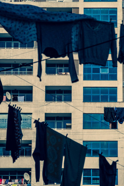Wäsche hängt an der Wäscheleine. Zwischen Häusern in der Stadt werden Seile gezogen. Die Kleidung wird luftgetrocknet. Sonnig. Tag. Georgien. - Foto, Bild