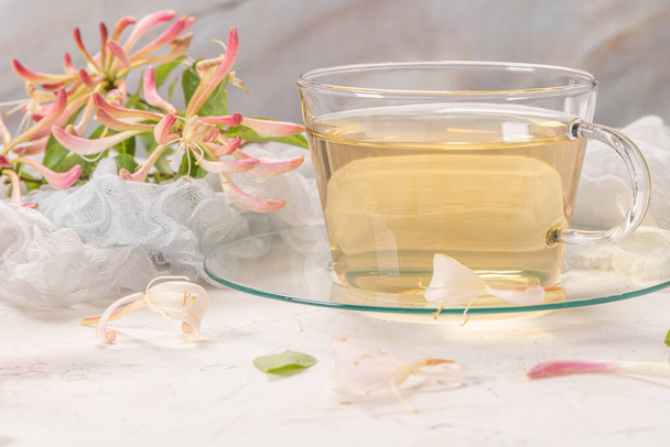 Egy csésze jázmin tea és jázmin virág fehér alapon. - Fotó, kép