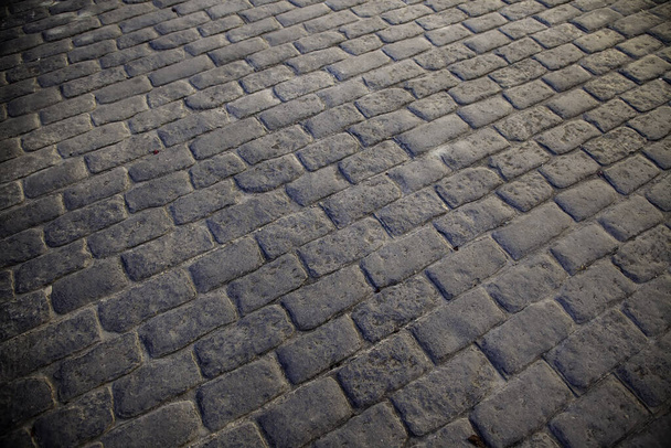 Útburkoló kövek a földön a gyalogosok, részletek a gyalogos övezet a városban - Fotó, kép