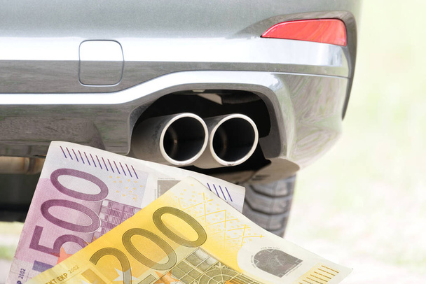 Automobilové, výfukové a eurobankovky - Fotografie, Obrázek