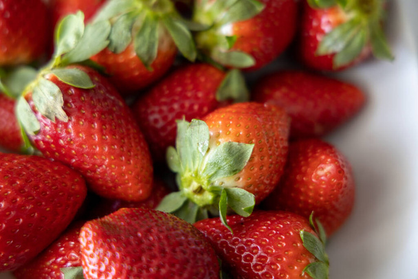beautiful background with fresh red strawberries in close-up - Foto, Imagem