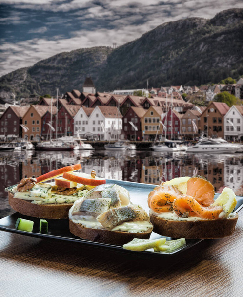 Typische skandinavische Sandwiches an der Bryggen Straße mit Booten in Bergen, UNESCO-Weltkulturerbe, Norwegen - Foto, Bild