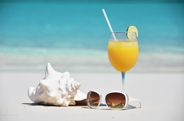 オレンジ ジュース、浜辺のサングラス - 写真・画像