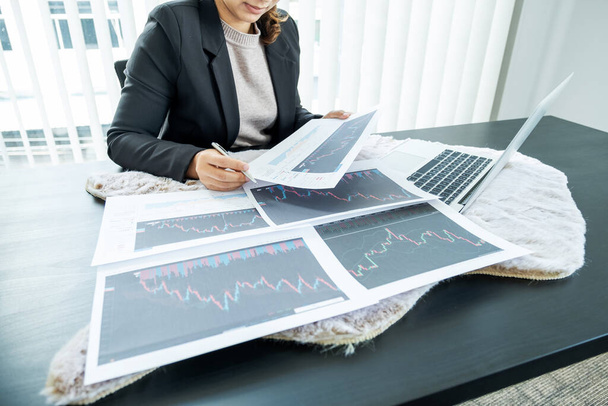 Las mujeres de negocios analizan el gráfico de acciones y el informe, establecen objetivos para el éxito de la gestión de comercio en línea
. - Foto, imagen