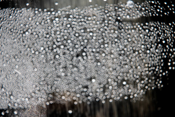 fora de foco gotas de água cinza em close-up criando fundo bokeh
 - Foto, Imagem