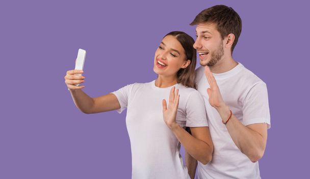 Счастливая молодая пара использует мобильный телефон в студии
 - Фото, изображение