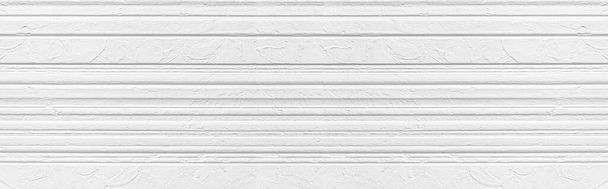 縞模様の質感とシームレスな背景を持つ白い石の壁のパノラマ - 写真・画像