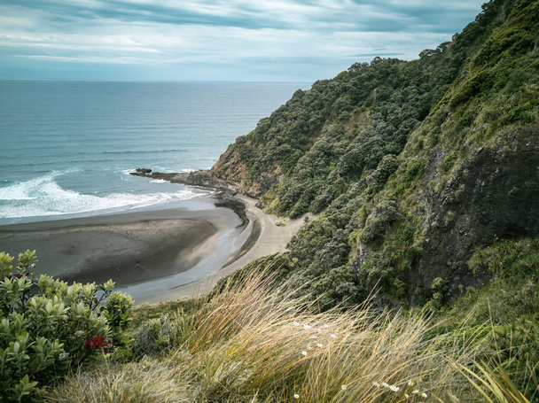 Vista de las rocas costeras desde el mirador turístico
 - Foto, imagen