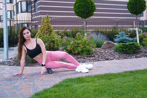 Молода жінка спортсменка займається ззовні пінопластом
 - Фото, зображення