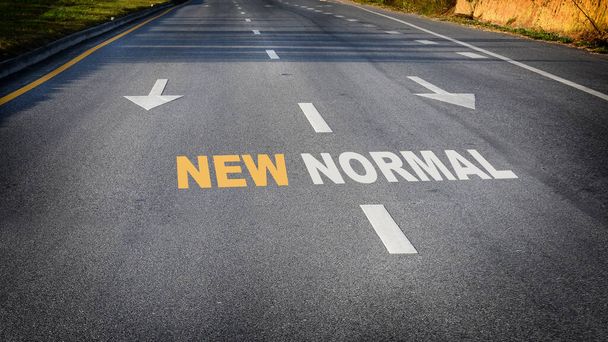 Nova palavra normal com seta branca na estrada, conceito de desafio de negócios e manter a ideia em movimento
 - Foto, Imagem