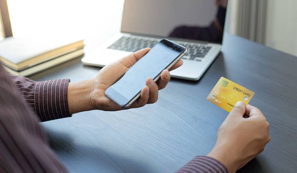 Biznesmeni używają swoich smartfonów do rejestracji zakupów online przy użyciu płatności kartą kredytową, wygody w świecie technologii i Internetu, Zakupy online i bankowości koncepcji online. - Zdjęcie, obraz