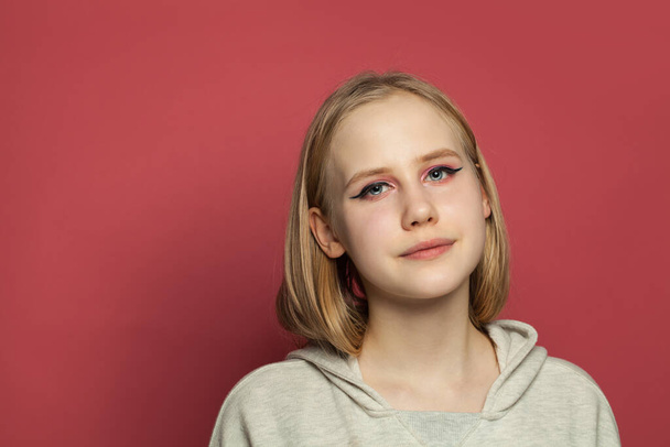Retrato de menina bonita com maquiagem em fundo rosa brilhante
 - Foto, Imagem