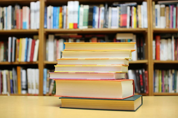 Stapel boeken in de bibliotheek - Foto, afbeelding