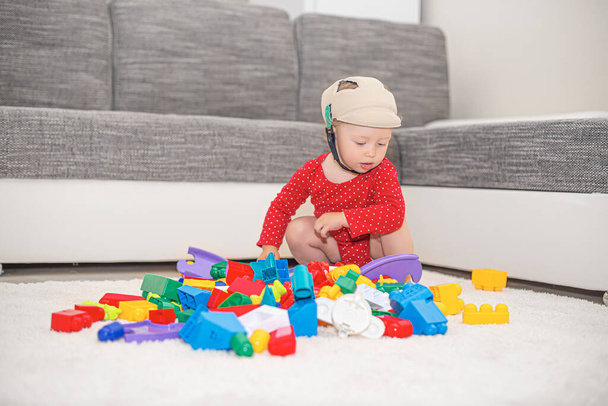 Child girl play in multi-colored toy blocks and cubes. - Foto, Imagem