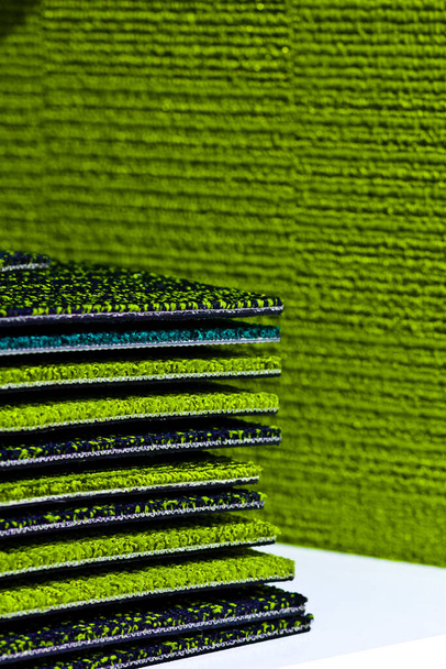 Muestra de alfombra interior de colores verdes - Foto, Imagen