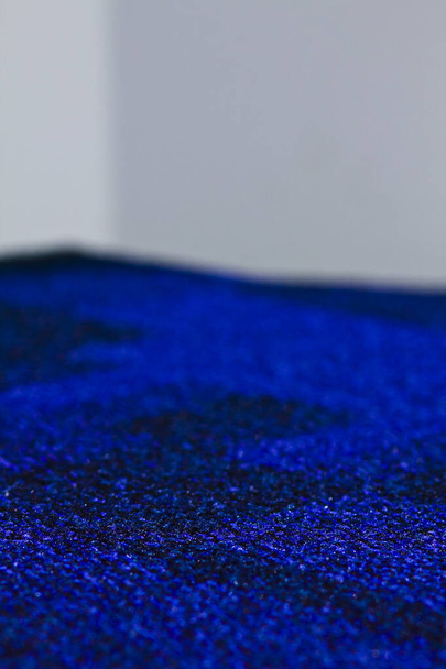 Kék és fekete szőnyeg beltéri - Fotó, kép