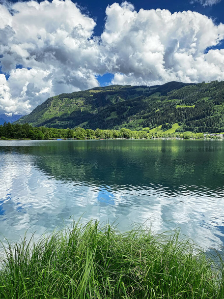 Lago Zell Salzburger Land, hermoso paisaje con nubes de montaña y cúmulos
 - Foto, imagen