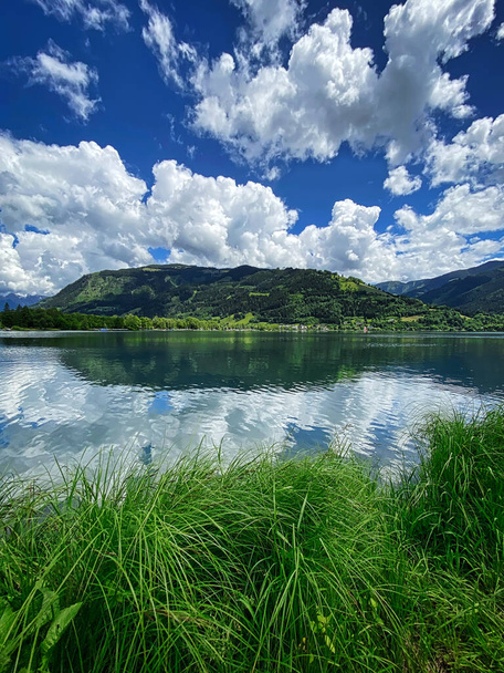 Lago Zell Salzburger Land, hermoso paisaje con nubes de montaña y cúmulos
 - Foto, Imagen