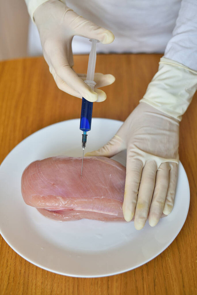 Επιστήμονας τροφίμων εγχύει ωμό κοτόπουλο - Φωτογραφία, εικόνα
