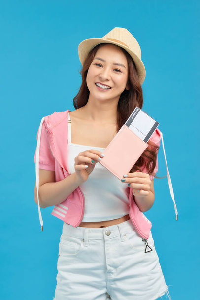 Elinde pasaportu olan mutlu bir kadın gülümseyen bir kızın portresini tutuyor.. - Fotoğraf, Görsel