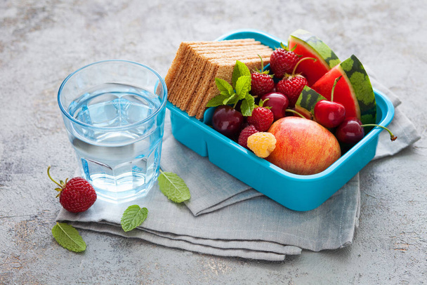 健康的な夏のランチボックス-食べ物と飲み物 - 写真・画像