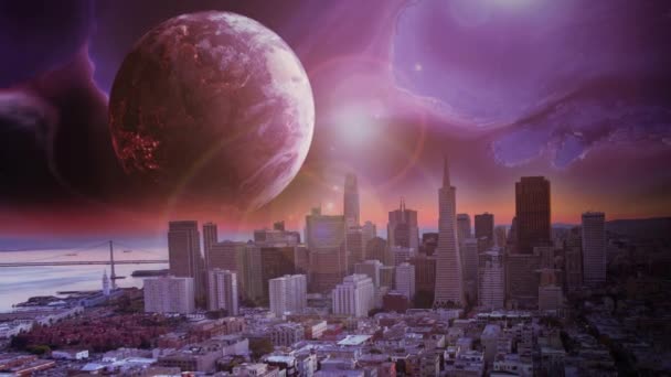 Grote maan stijgt boven de skyline van de stad in een fantasie buitenaardse wereld - Video