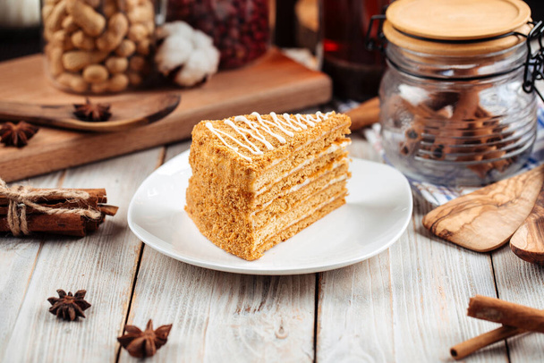 Édes desszert szelet mézes torta egy tányéron - Fotó, kép