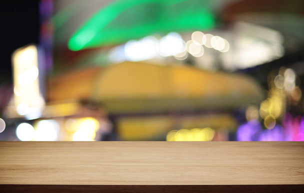 Wood Table Top in Blur Hintergrundraum Interieur mit leeren Kopierraum  - Foto, Bild