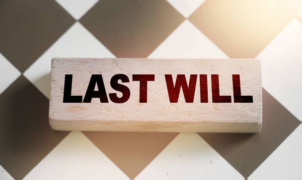 Ein Bild der Worte des letzten Willens auf einem Holzklotz auf einem Schachbrett. Legacy-Konzept. Selektiver Fokus - Foto, Bild