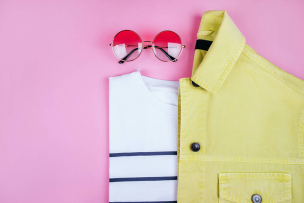 Lato moda flatlay z t-shirt i okulary przeciwsłoneczne - Zdjęcie, obraz
