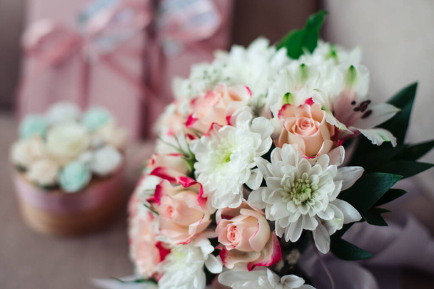 Закрыть свадебный букет белых хризантем при дневном свете. Цвет свадьбы розовый
 - Фото, изображение