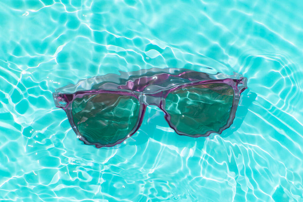 Suyun altında mor güneş gözlükleri - Fotoğraf, Görsel