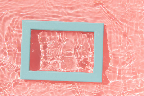 cadre bleu en fond d'eau rose - Photo, image
