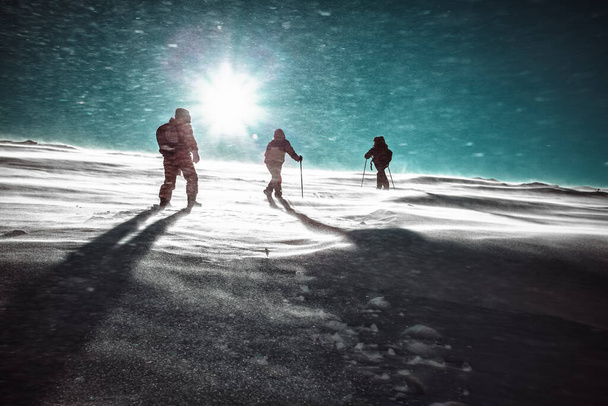 Senderistas y nevadas en montañas de invierno, carpatia
 - Foto, Imagen