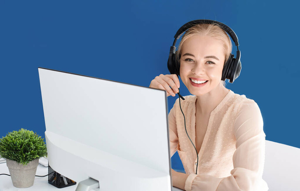 Consultor de mesa de serviço sorridente com fone de ouvido conversando com o cliente no call center, espaço vazio
 - Foto, Imagem