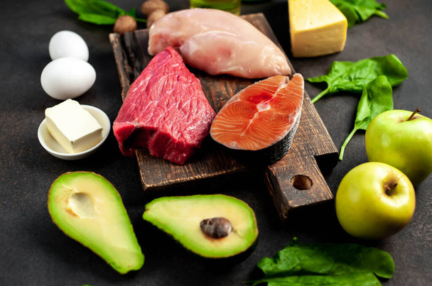 Dieta cetogênica de baixo carboidratos, seleção de alimentos em fundo preto
   - Foto, Imagem