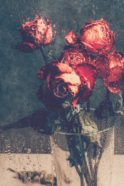 Hromada krásných vybledlých květin přes sklo s kapkami deště - Fotografie, Obrázek