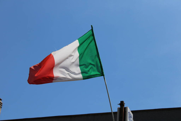 italian flag with sky background - Foto, afbeelding