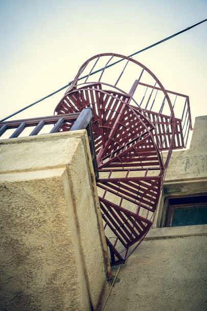 Kırmızı metal spiral merdiven çekimden bir solucan'ın bakışı - Fotoğraf, Görsel