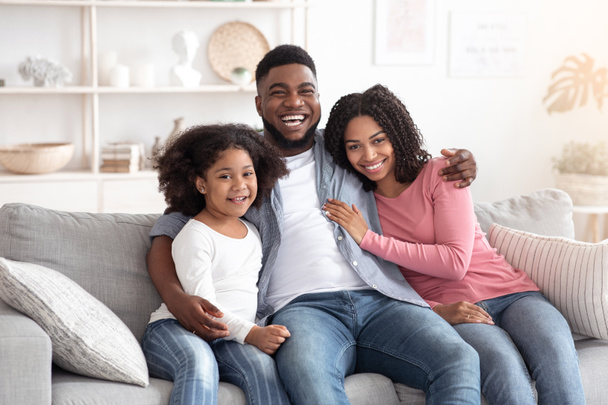 Οικογενειακός τρόπος ζωής πορτρέτο της ευτυχισμένης μαύρης μαμάς, του μπαμπά και της κόρης στο σπίτι - Φωτογραφία, εικόνα