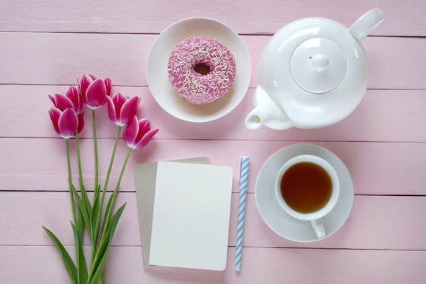 pink tulips, sweets and cup of tea on pink background - Foto, immagini