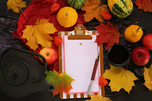 fond d'automne avec feuilles, thé et cahier, vue de dessus - Photo, image