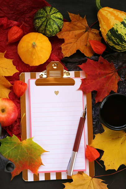 fondo de otoño con hojas, té y cuaderno, vista superior
 - Foto, imagen