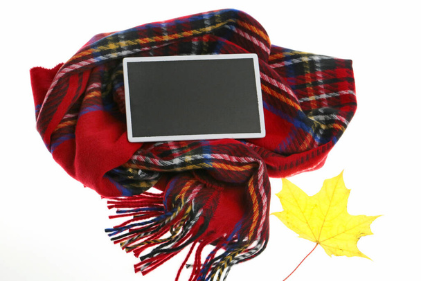 Autumn Mockup. Moldura de outono. chalkboard vazio e folha amarela do bordo em uma vista marrom checkered do scarf.top, espaço da cópia
 - Foto, Imagem